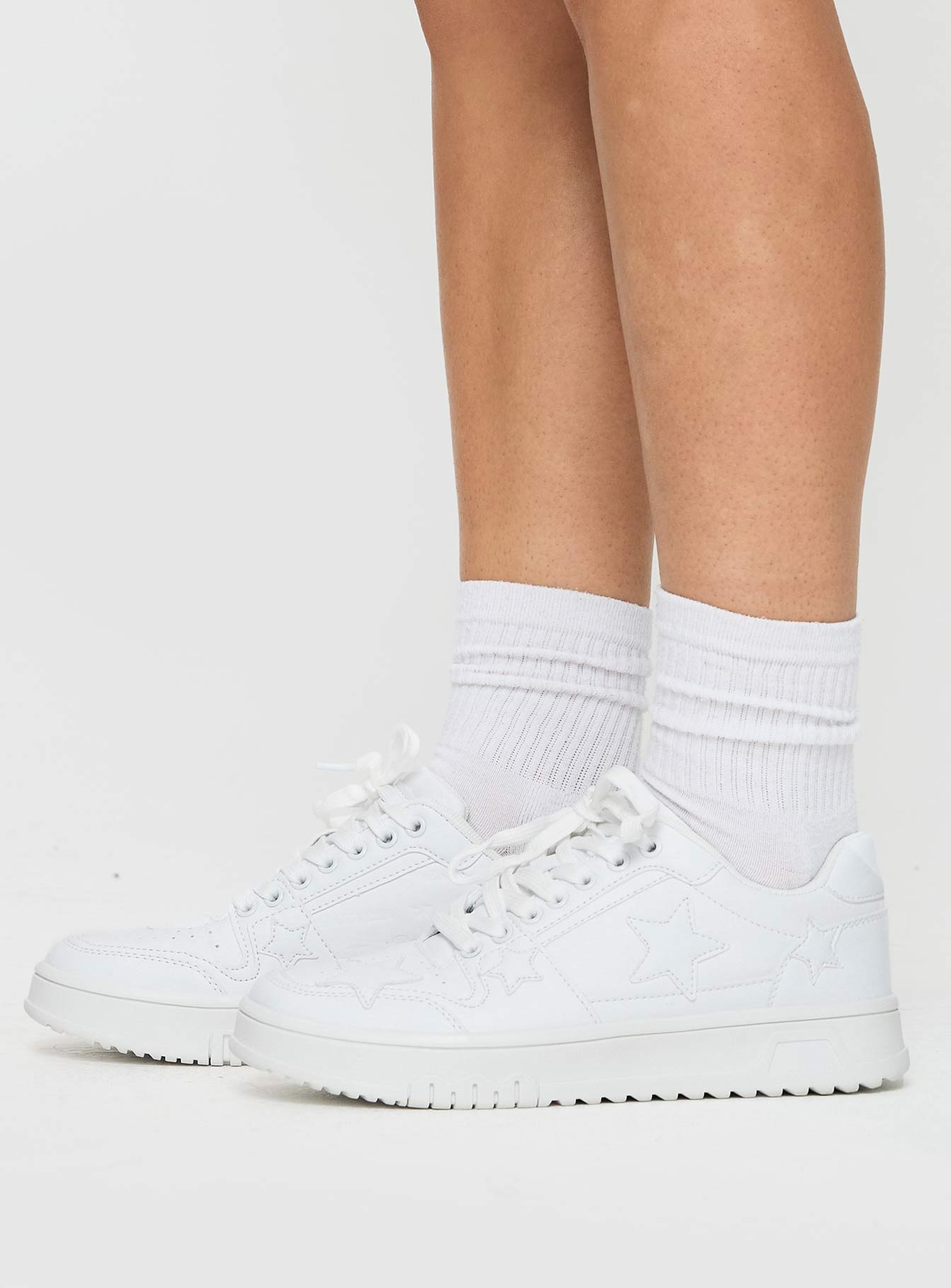 White sneakers Platform sole, star design, lace up fastening