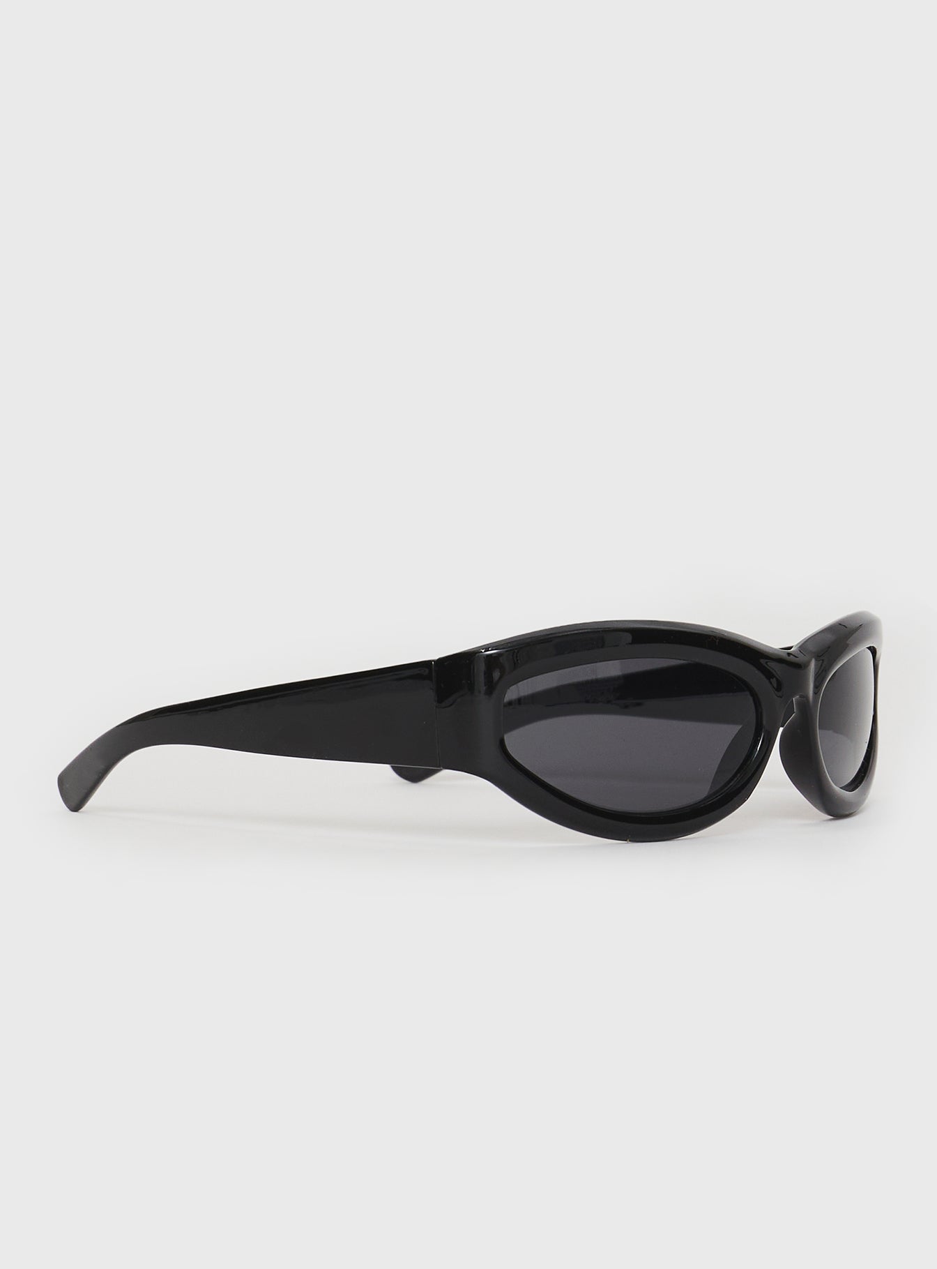 black Sunglasses Smoke-tinted lenses, moulded nose bridge