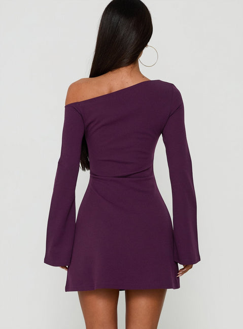 Adrietta Langarm Off-Shoulder Minikleid Pflaume-Schwarz