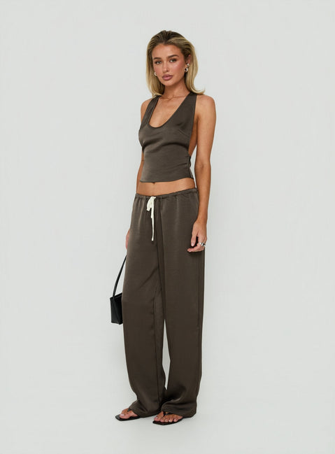 Satinhose mit Bindegürtel in Mokka