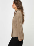 Shirt, relaxed fit Pleated material, classic collar, raw edge hem  Button front fastening 