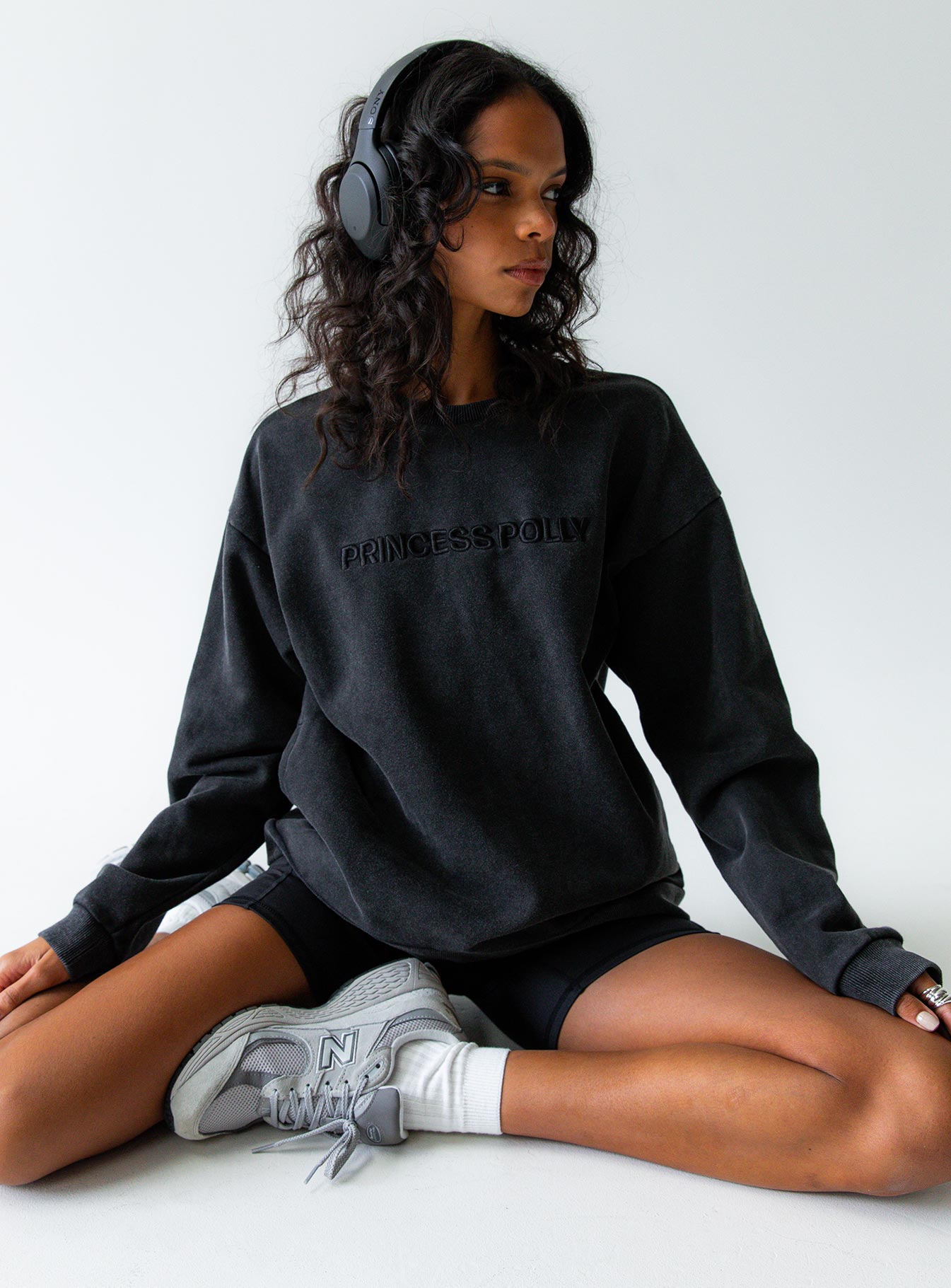 Black crewneck sweatshirt a drop shoulder design oversized fit
