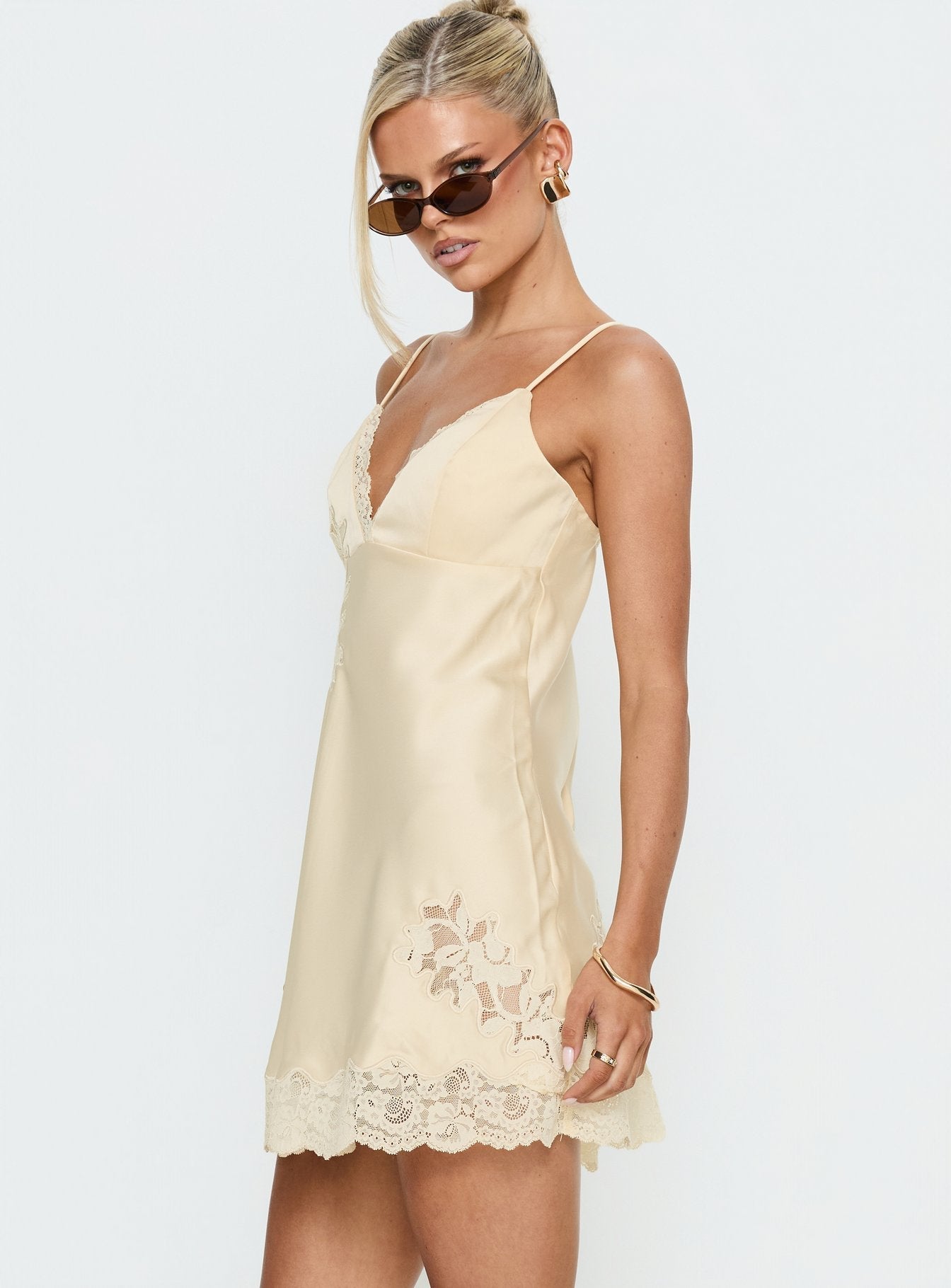 Aloura Minikleid aus gespleißter Spitze Butter