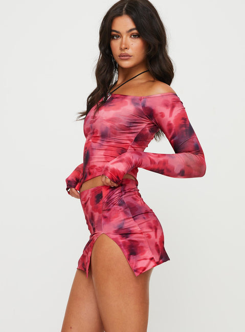 Set Two-piece set, graphic print Long sleeve cold shoulder, split at side Mini skirt, split at hem 