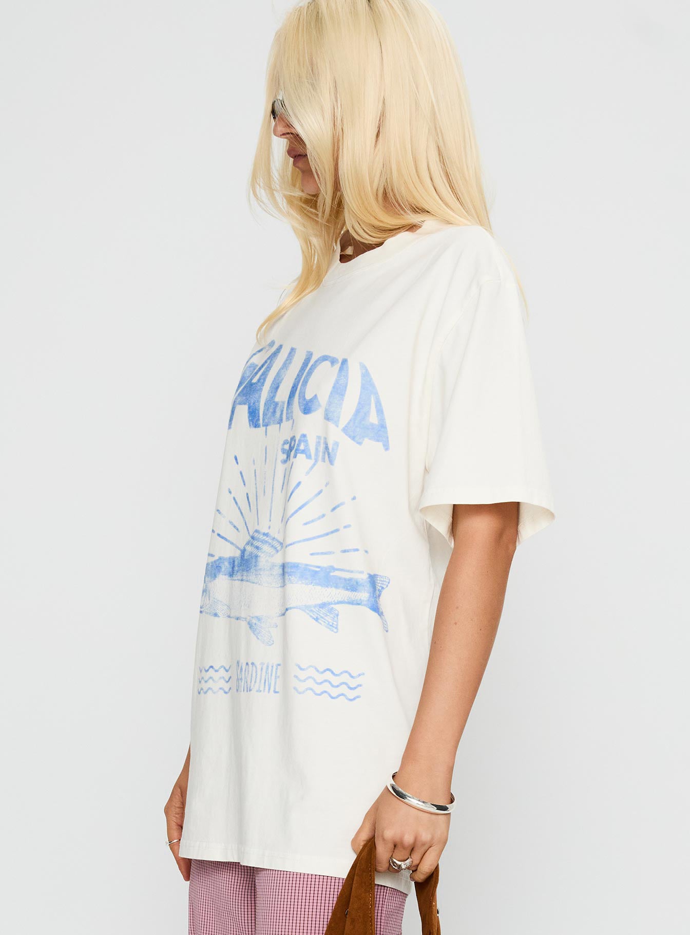 side view of model wearing Princess Polly Galicia Spain Graphic Top White / Blue Half Sleeves Crew Neck 