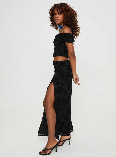 Set  Two-piece set, floral print Off-the-shoulder top, folded neckline, elasticated neckline Mid-rise maxi skirt, high split at side  Elasticated waist 