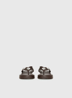Paislee Sandalen mit Nieten in Braun