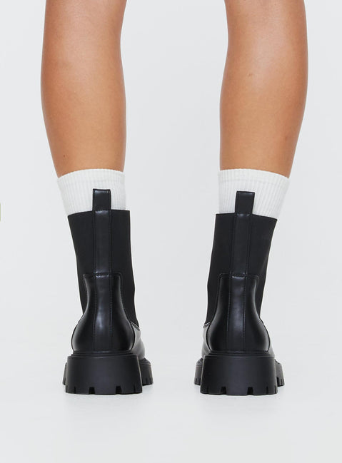 Faux leather boots Rounded toe, treaded sole, pull tab at back, passed footbed