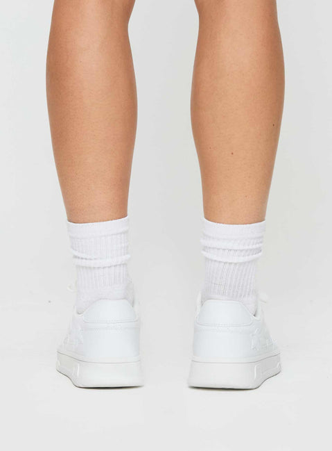 White sneakers Platform sole, star design, lace up fastening