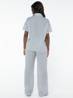 Geo print matching set Short sleeve shirt Classic collar, button fastening at front, twin chest pockets, split at side hem High-rise pants, elasticated waistband, tie fastening drawstring