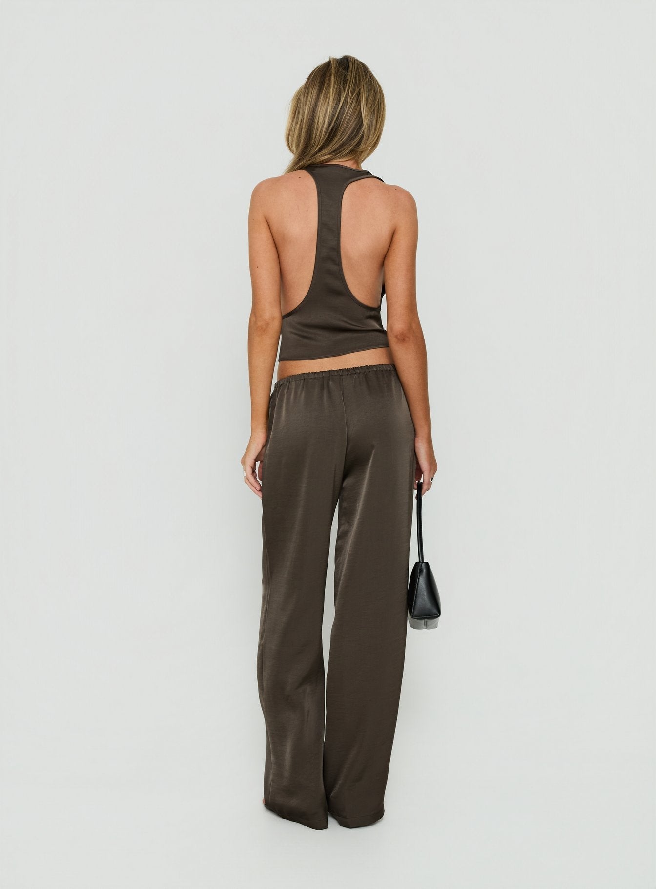 Satinhose mit Bindegürtel in Mokka