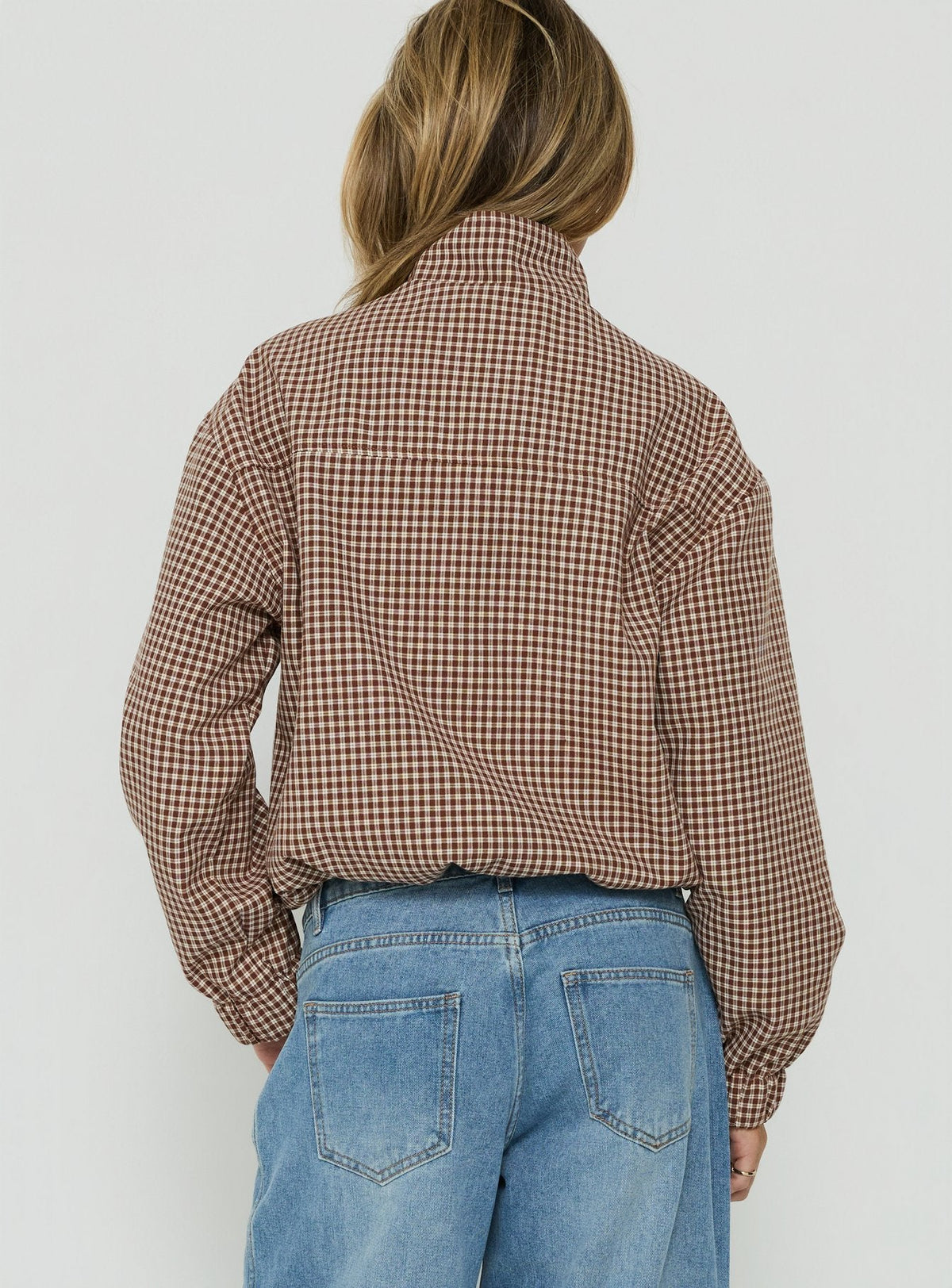 Khodana Button-Down Jacke mit Trichterkragen aus Mikro-Braunkaro