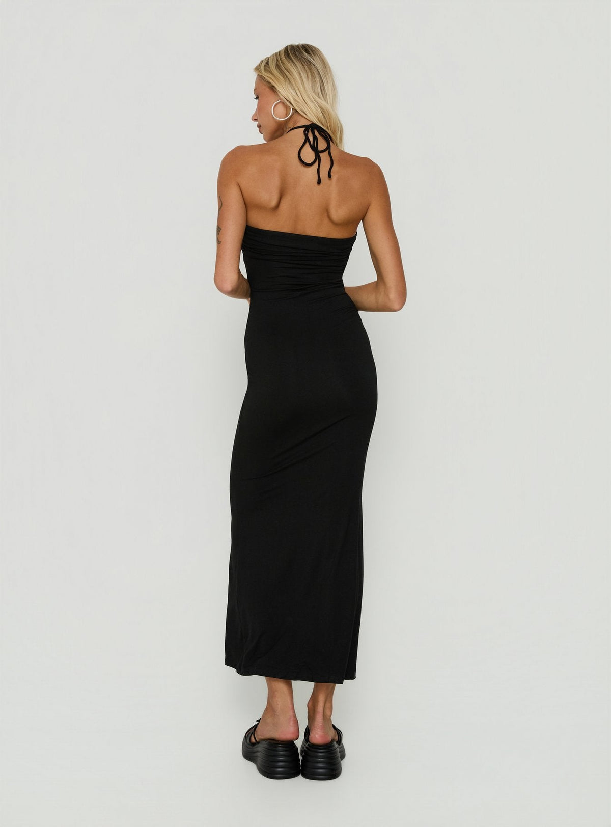 Betsey Kleid mit Ringdetail und Bindekragen, Schwarz