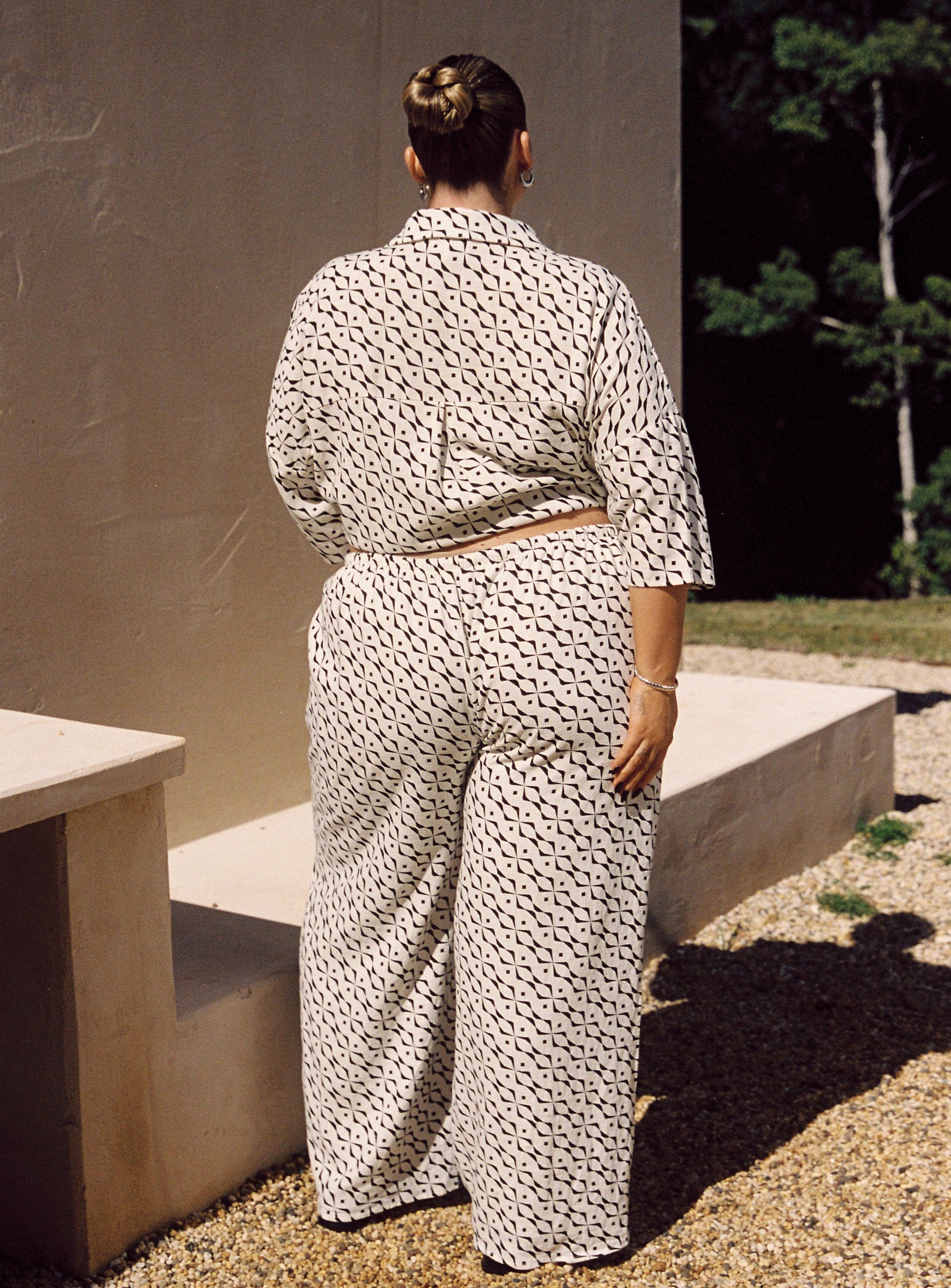 Front view of model wearing  front Princess Polly High Waisted Pants High Waisted Pants High Waisted Pants  Zodiac Linen Blend Pants Black / White Curve