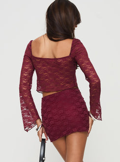 Matching set Lace material, sweetheart neckline, flared sleeves, elasticated waistband Good stretch, fully lined skirt, lined bust