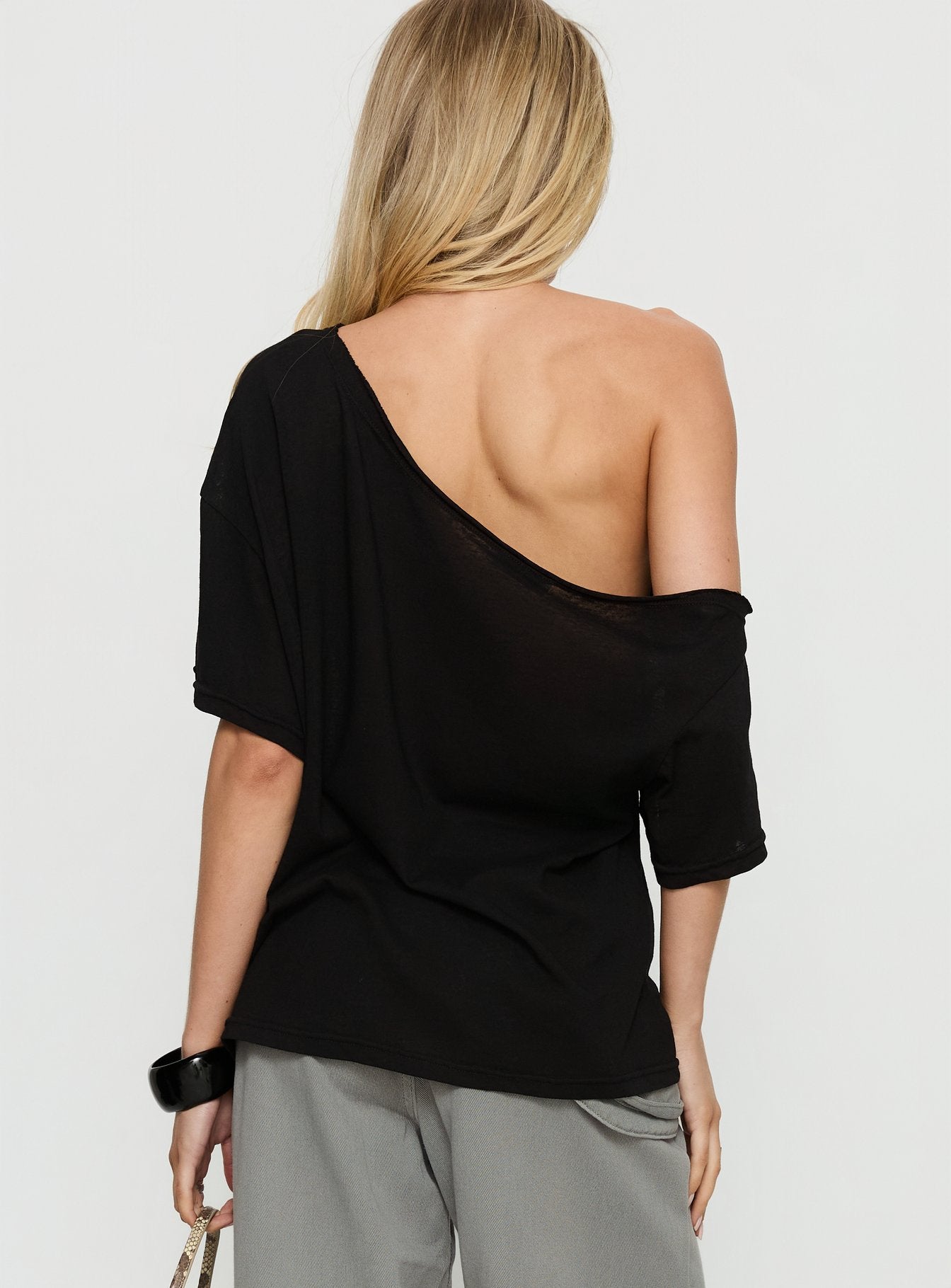 Winny Off Shoulder Tee Black
