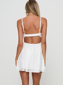 Romper V-neckline, adjustable shoulder straps, pleated bust, low back with elasticated waistband Non-stretch material, partially lined