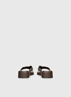 Paislee Sandalen mit Nieten in Braun