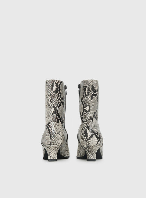 Therapy Shade Boots Black / White Snake