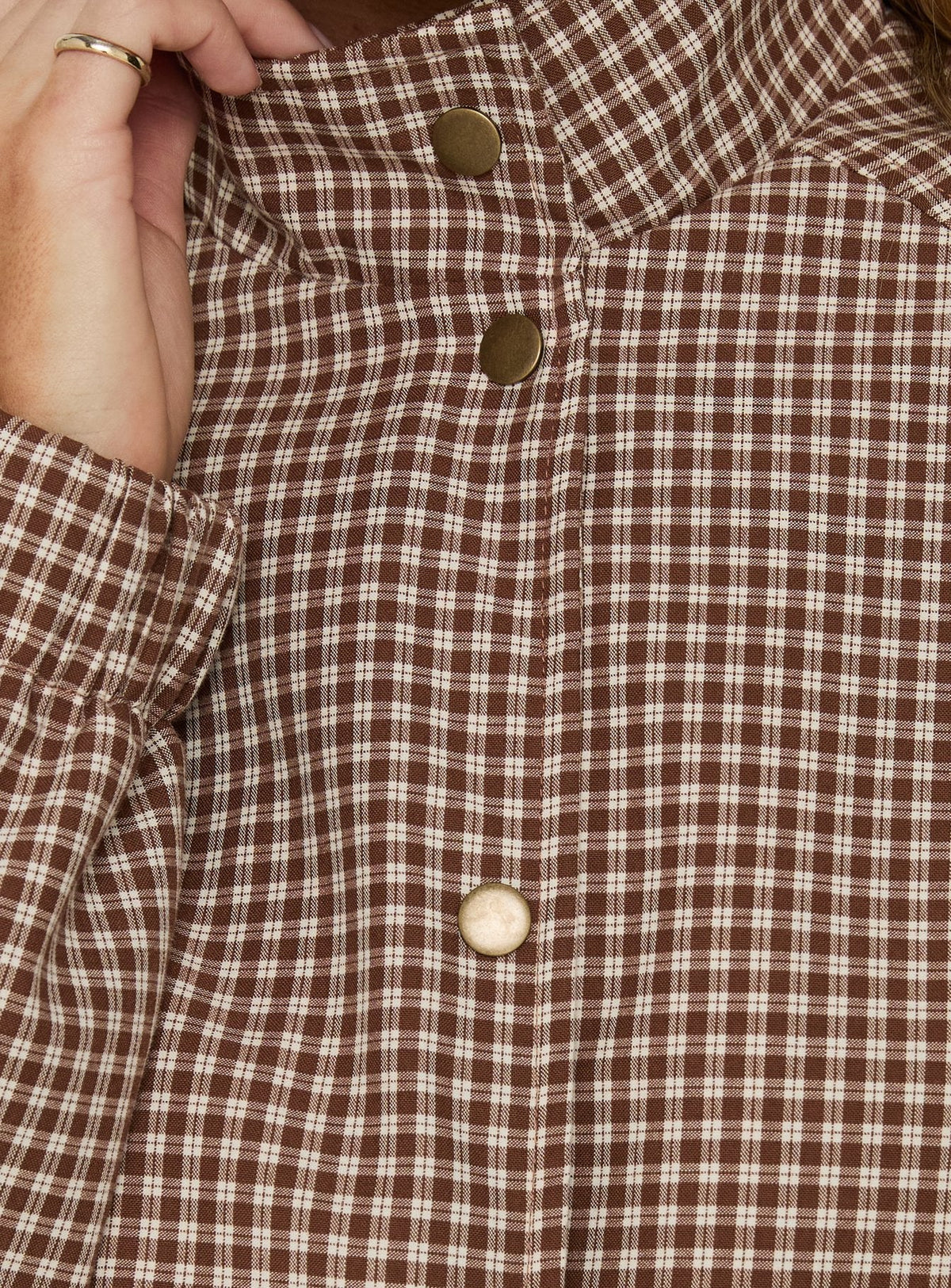 Khodana Button-Down Jacke mit Trichterkragen aus Mikro-Braunkaro