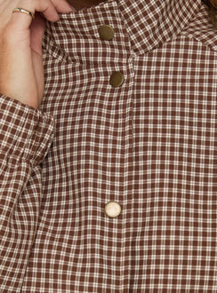 Khodana Button-Down Jacke mit Trichterkragen aus Mikro-Braunkaro
