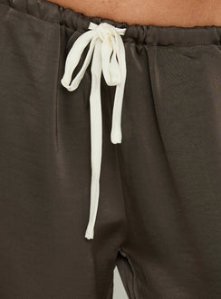 Satinhose mit Bindegürtel in Mokka