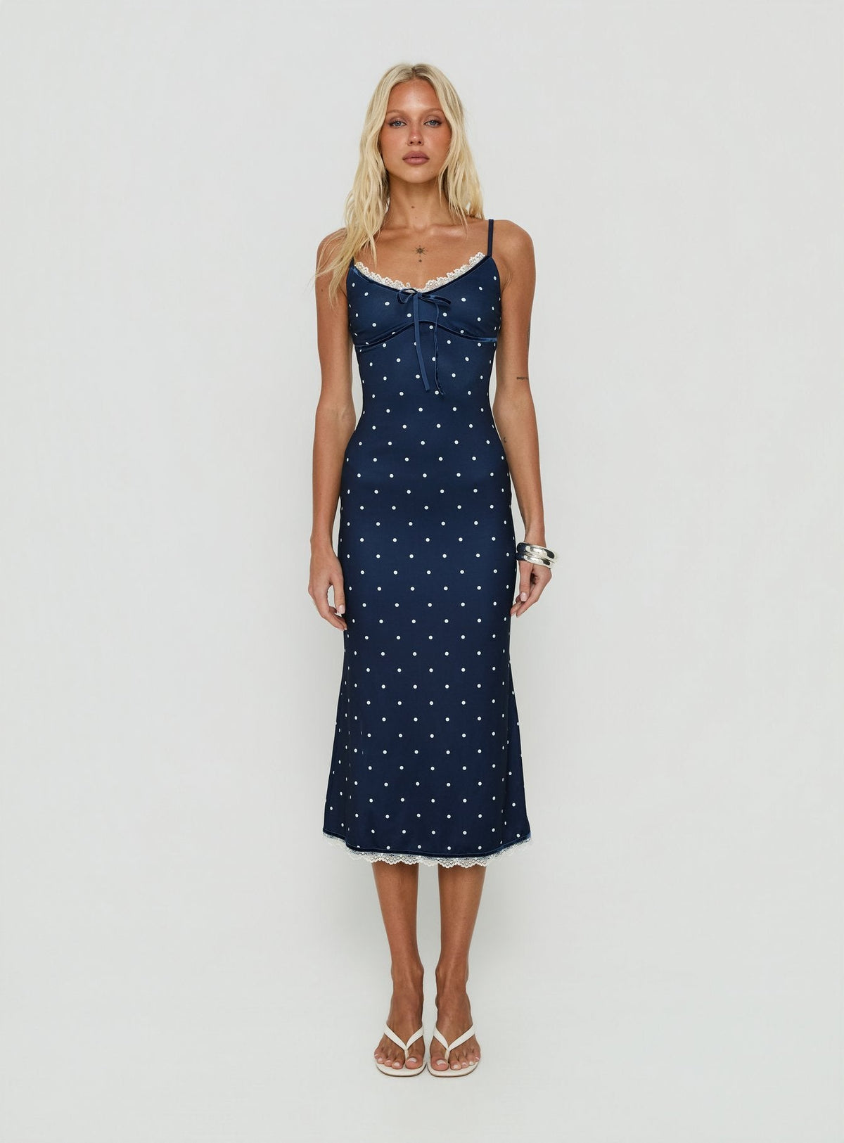 Delaney V-Ausschnitt Rüschen-Midikleid Navy / Weiß Gepunktet