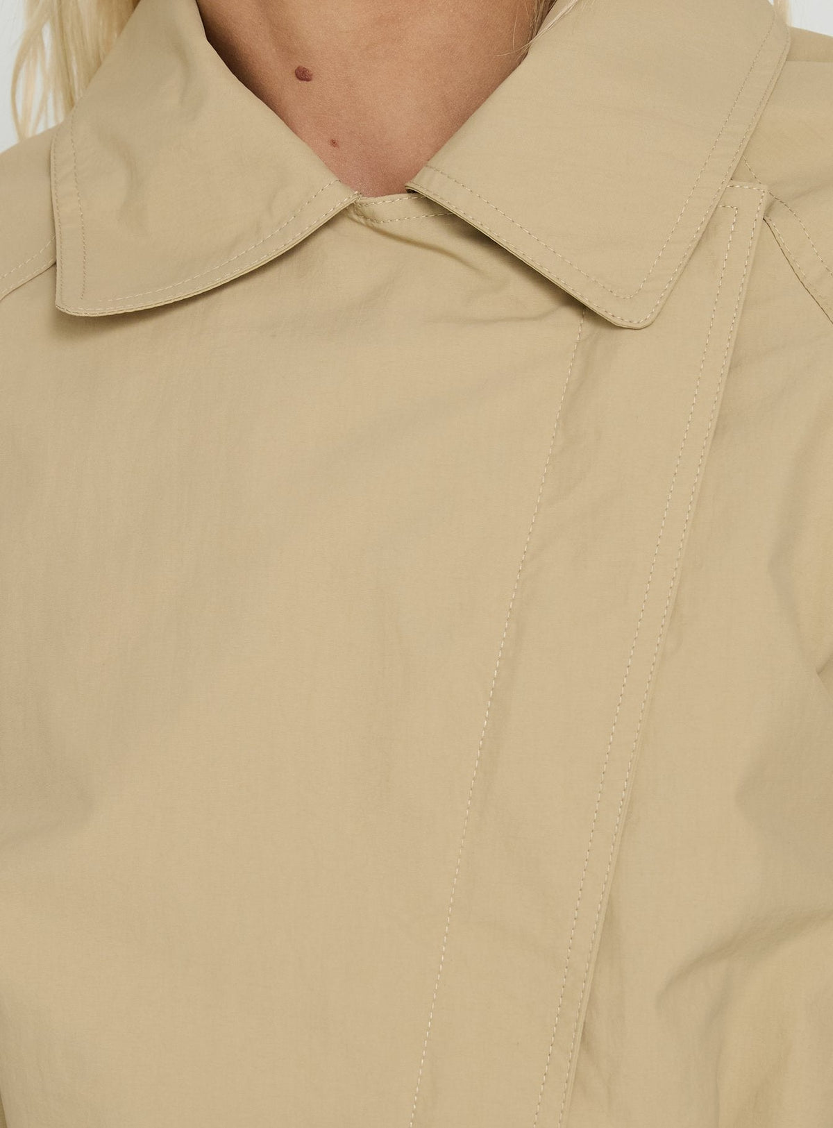 Kurzer Trenchcoat mit Bindegürtel, Ranique, Beige