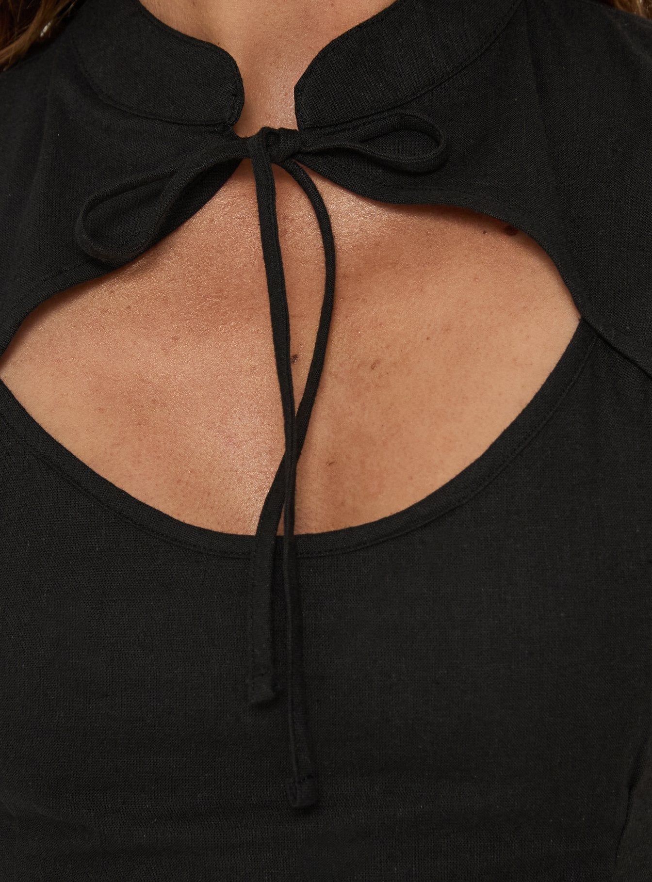 Ellisea Cap Sleeve Top mit Bindedetail Schwarz