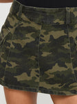 Camo print skort Belt looped waist, pleated design, twin hip pockets, zip fastening at back Non-stretch material, unlined