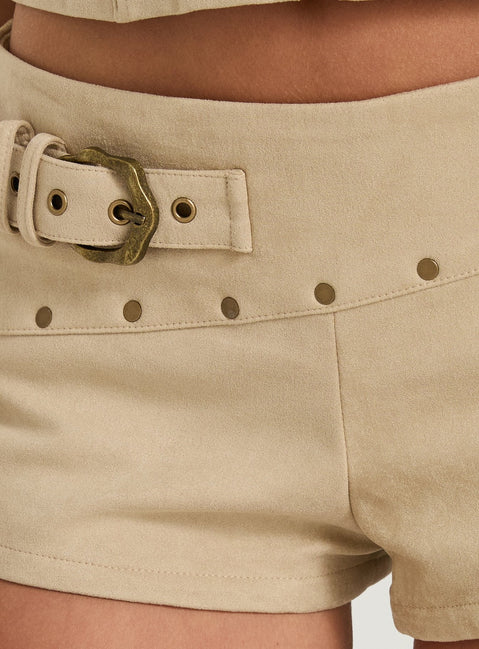 Romey Shorts aus Kunstleder mit Nietenbesatz in Wildlederoptik Sand