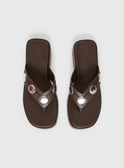 Paislee Sandalen mit Nieten in Braun