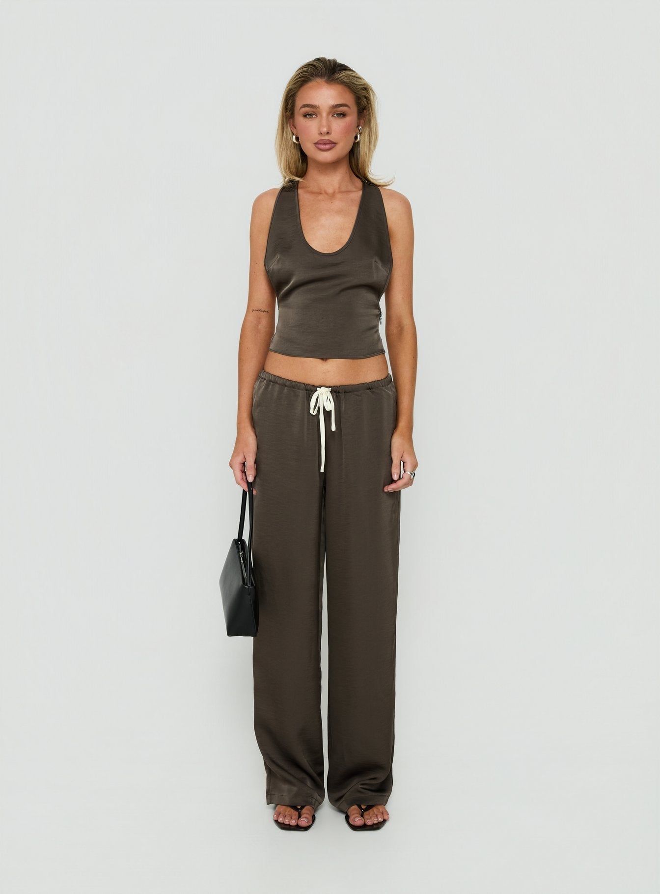 Satinhose mit Bindegürtel in Mokka
