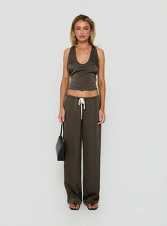Satinhose mit Bindegürtel in Mokka