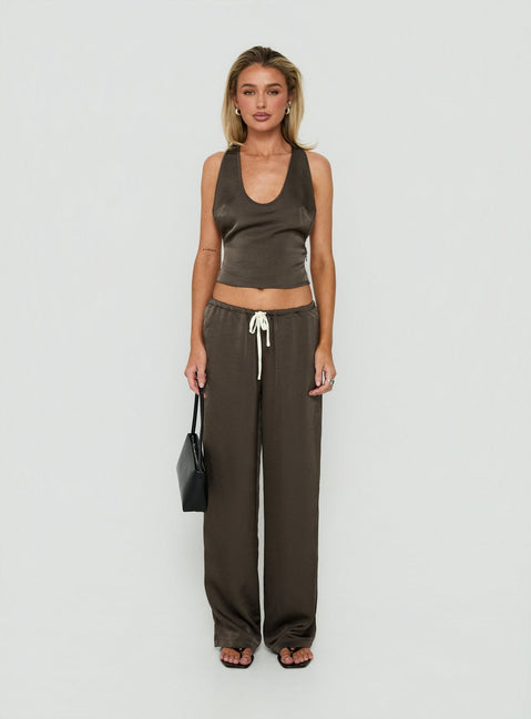 Satinhose mit Bindegürtel in Mokka
