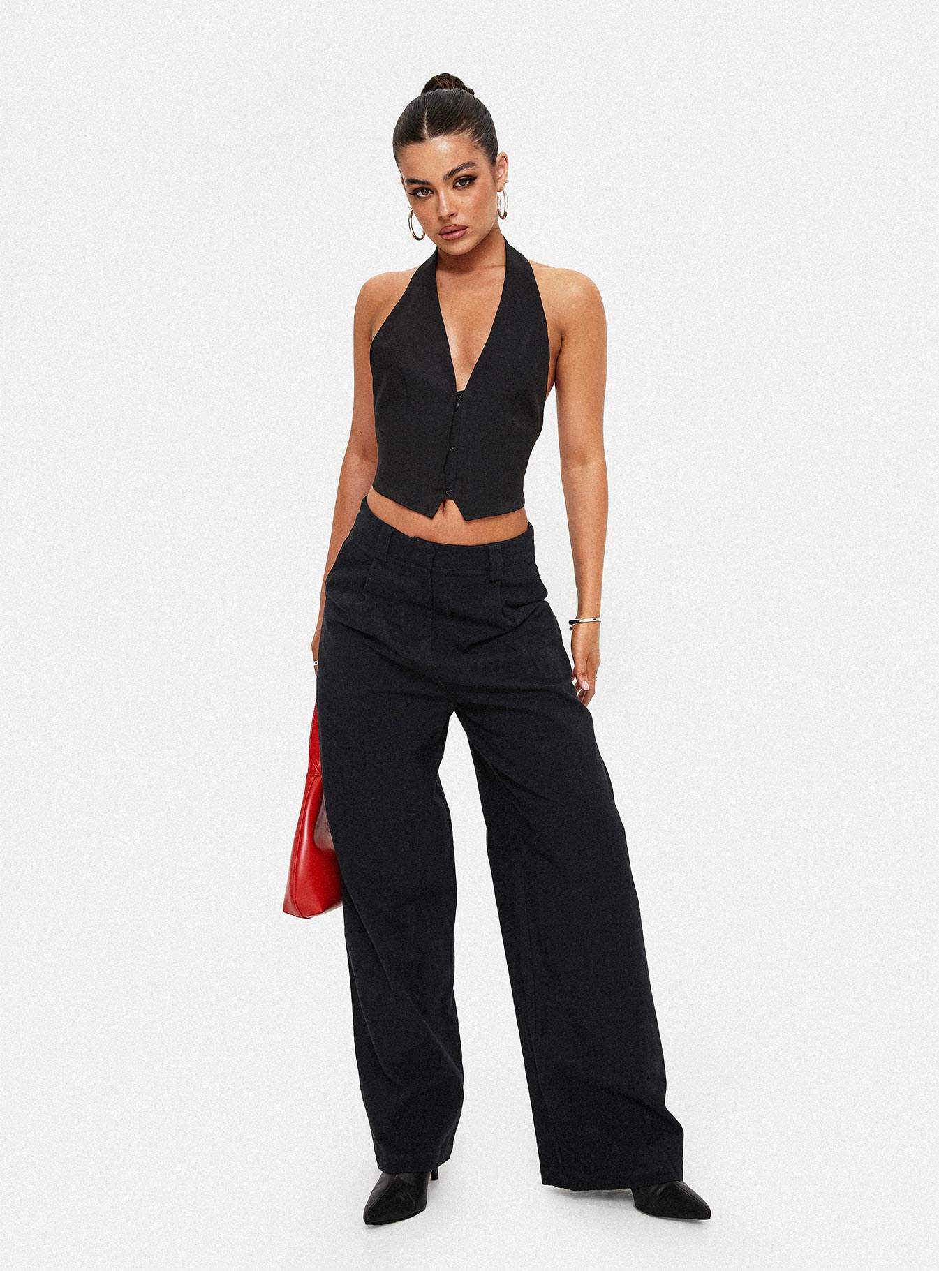 Front view of model wearing  front Princess Polly Sleeveless Scoop Neck  Je Suis Halter Top Onyx