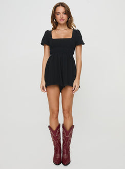 Linen romper Puffed sleeves, straight neckline, elasticated waist, open back with tie fastening Non-stretch material, fully lined 