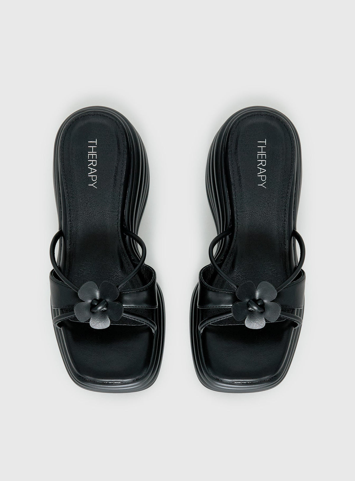 Therapy Flaunt Plateau-Sandalen mit Blumen-Detail Schwarz