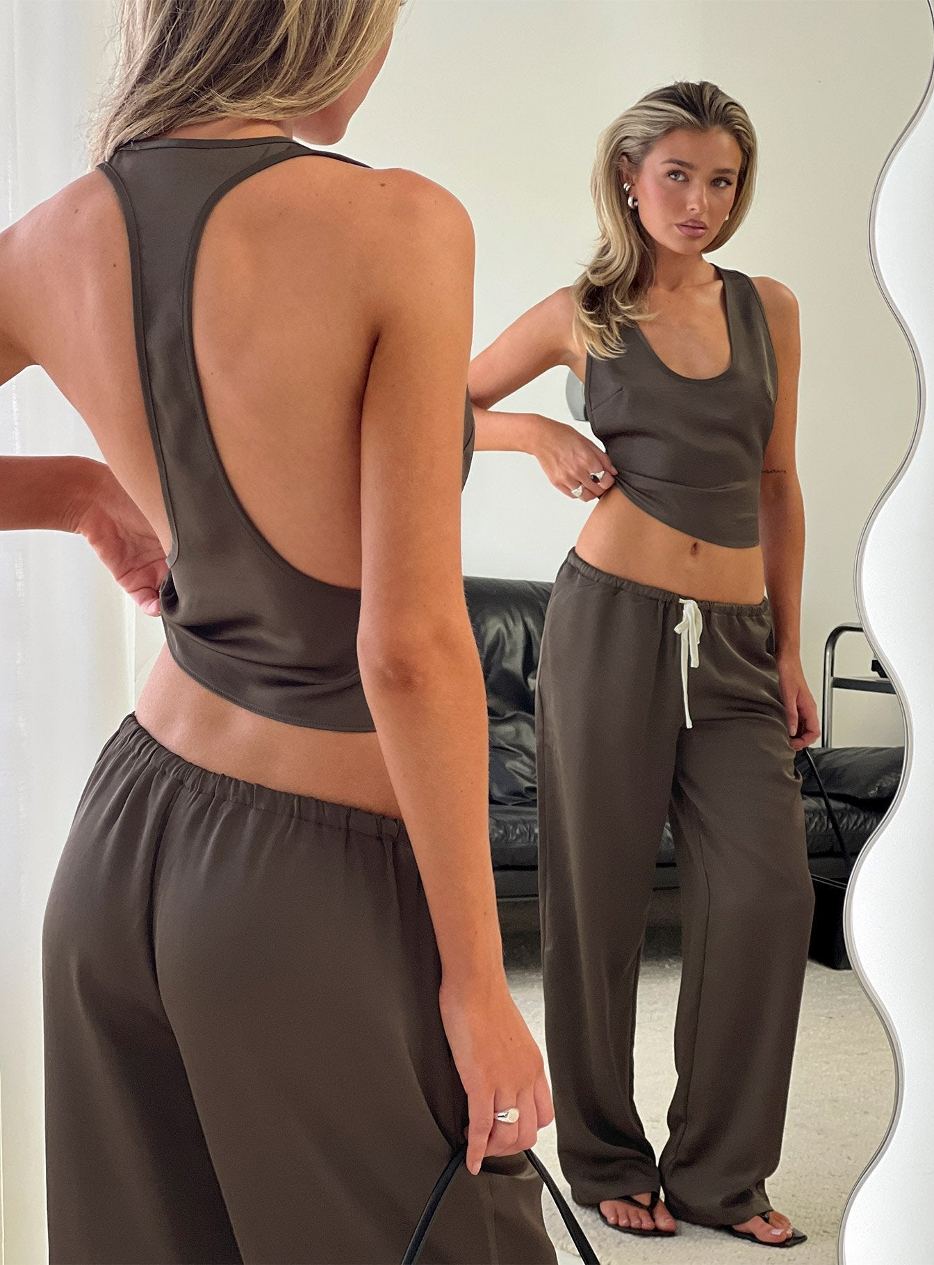 Satinhose mit Bindegürtel in Mokka