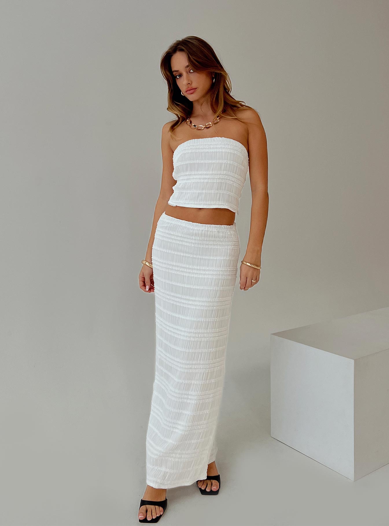 Matching set Strapless style, shirred material, invisible zip fastening, elasticated waistband, split in hem at side Non-stretch material, fully lined 