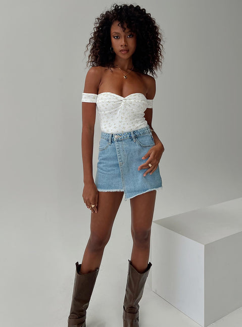 side view of model wearing Princess Polly Ezrah Bodysuit White Floral Short Sleeves Sweetheart 