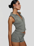 Vest top Classic collar, zip fastening at front Non-stretch material, unlined 