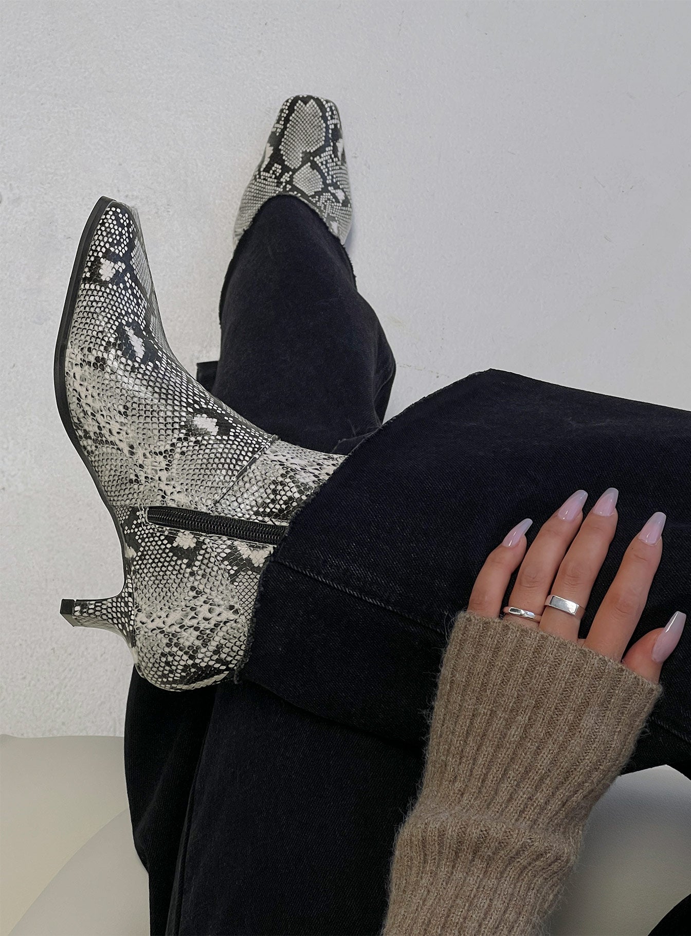 Therapy Shade Boots Black / White Snake