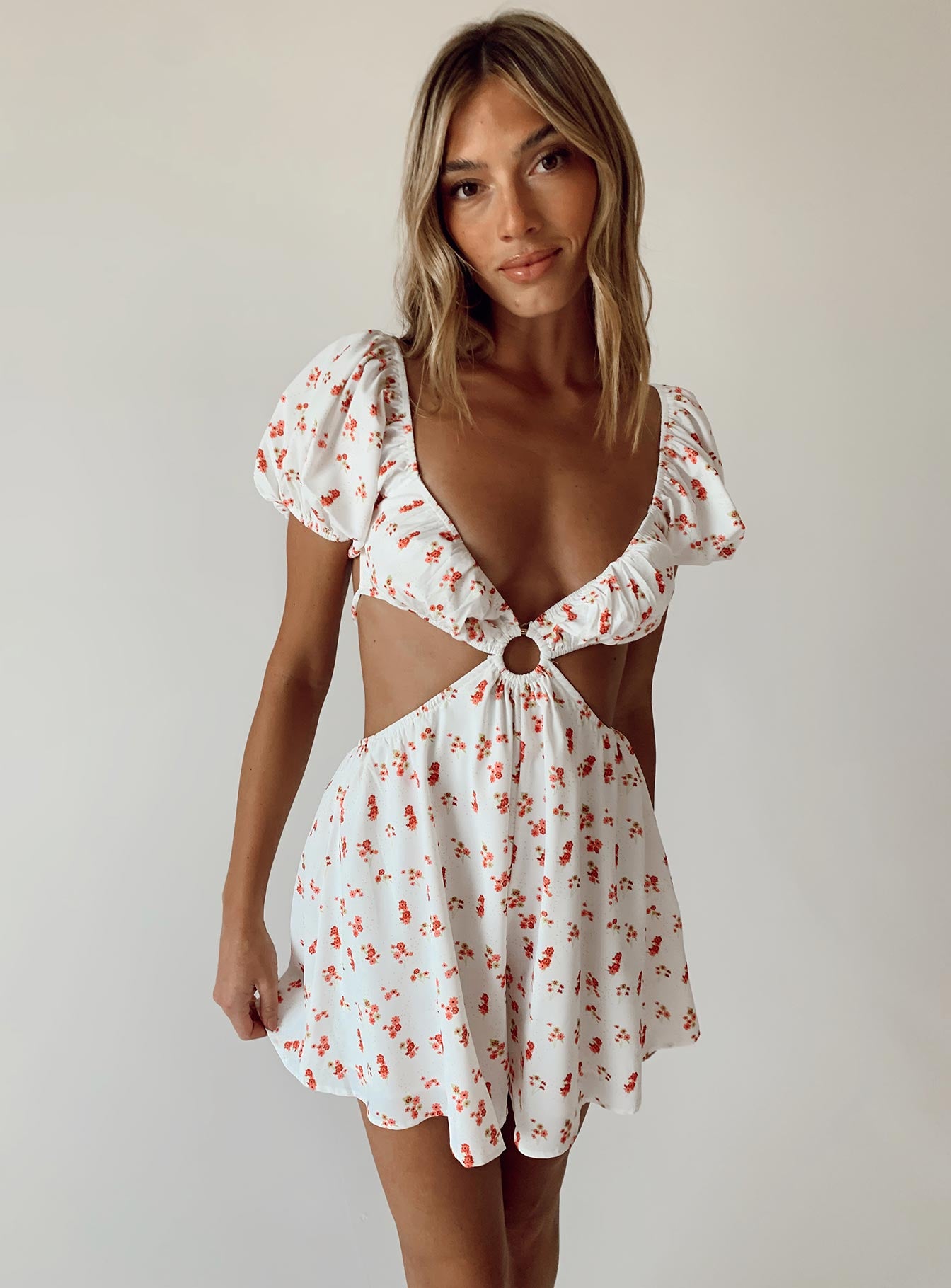 Romper Silky material  Floral print  Elasticated shoulders Puff sleeves  Tie detail at waist  Exposed back 