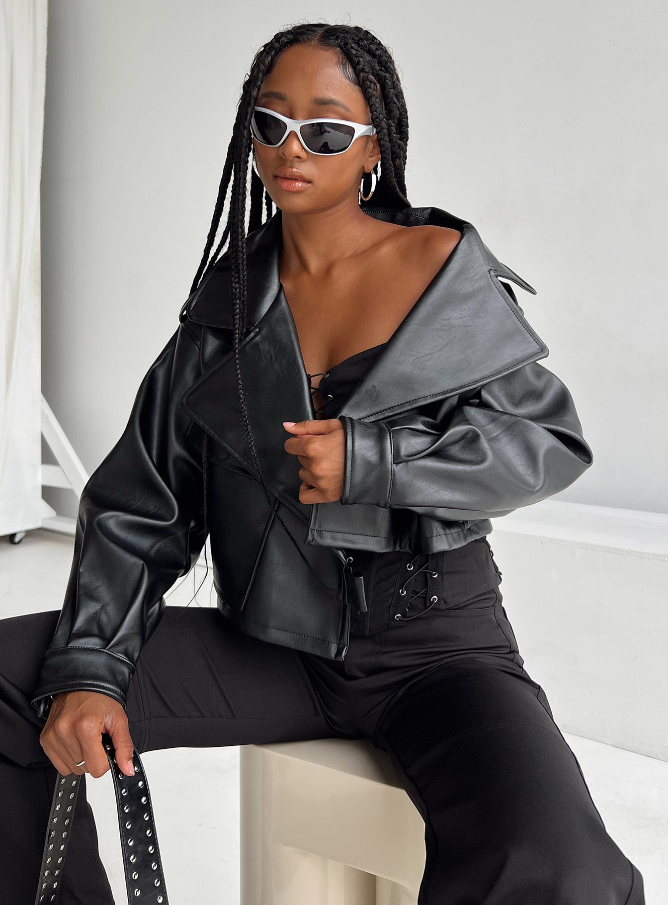 Cropped jacket Faux leather material Oversized collar Open front Press button fastening at cuff