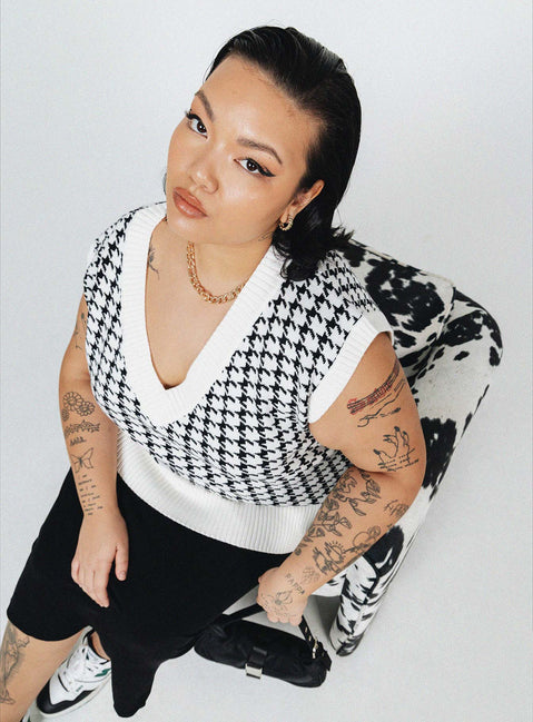 Ashton Sweater Vest White Curve Princess Polly  regular 