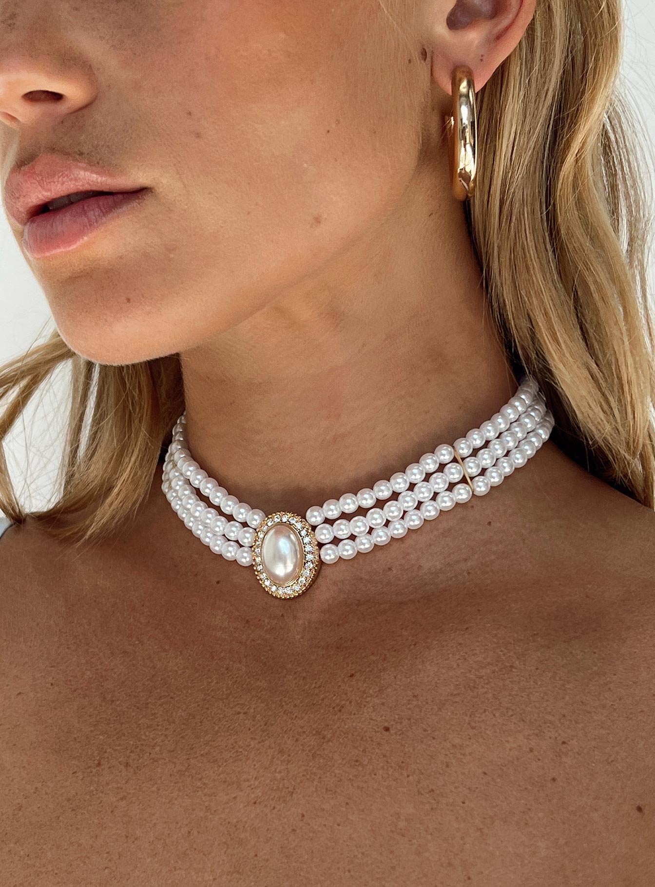 Necklace Choker style Gold toned Pearl and diamante detail Lobster clasp fastening