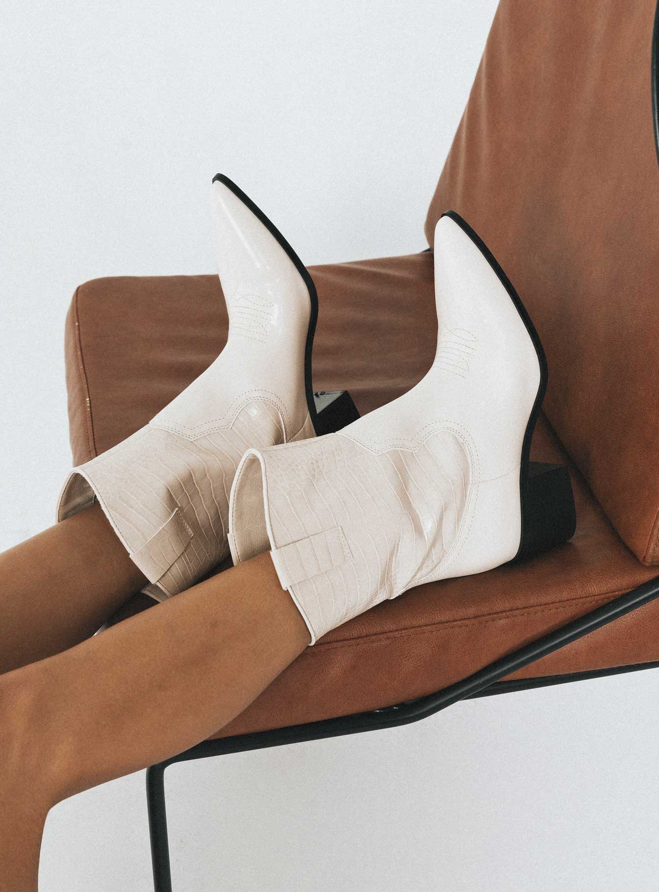 Boots Princess Polly Exclusive Upper 100% PU Outsole TPU Lining 100% spandex Faux leather material  Croc print Pull tabs  Pointed toe  Block heel  Heel height 6cm / 2.3