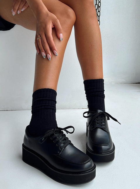 Loafer Faux matte leather material Lace-up fastening Rounded toe Platform base Padded footbed