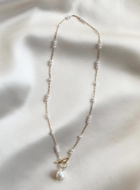 Necklace Toggle clasp fastening Dainty gold-toned chain Pearl detailing